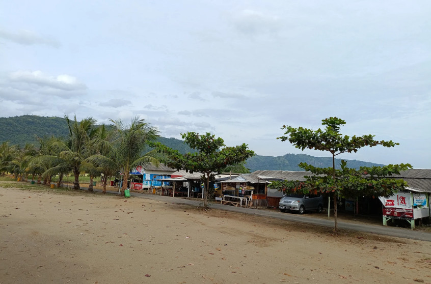 Jalan di Pantai Palangpang Sukabumi