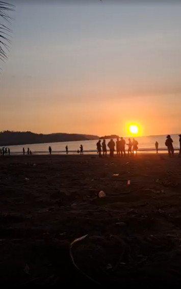 Melihat sunset di pantai Palangpang